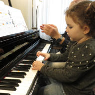 Klavier Lehrer Uster. Speziell für Kinder